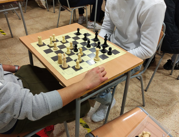 Dos jóvenes del centro juegan una partida de ajedrez