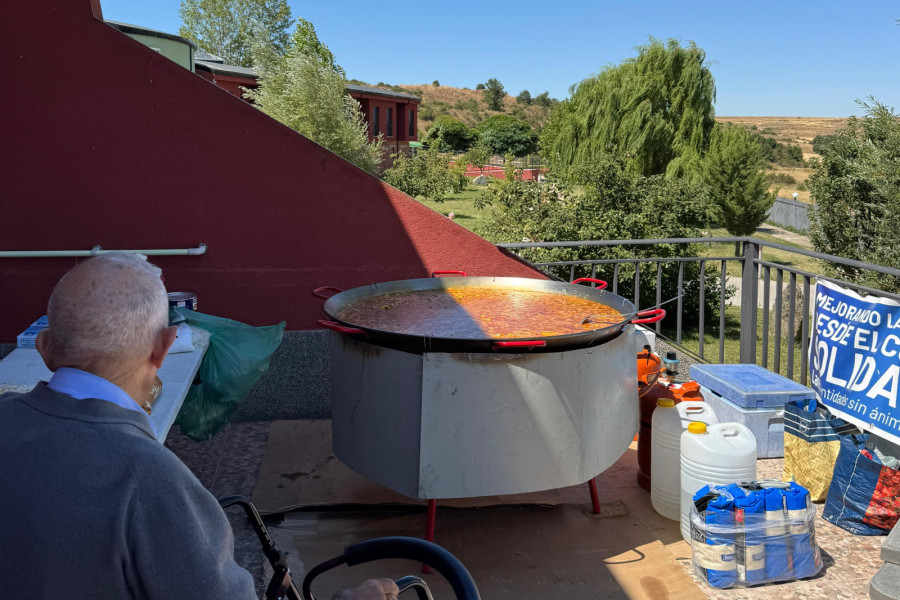 Las personas atendidas en la residencia ‘Virgen de Veladíez’ de Espirdo (Segovia) celebran el Día de los Abuelos