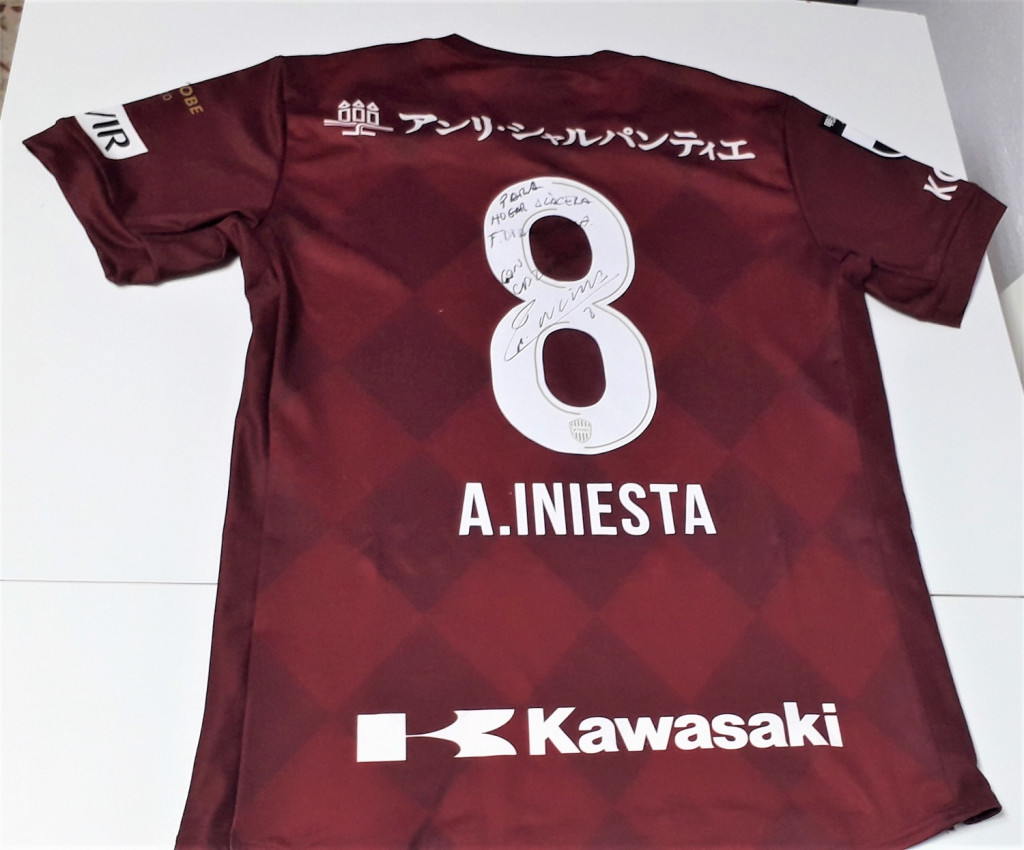 Los jóvenes hogar 'Alácera' de Caudete (Albacete) reciben una de Andrés Iniesta firmada y dedicada por futbolista | Diagrama