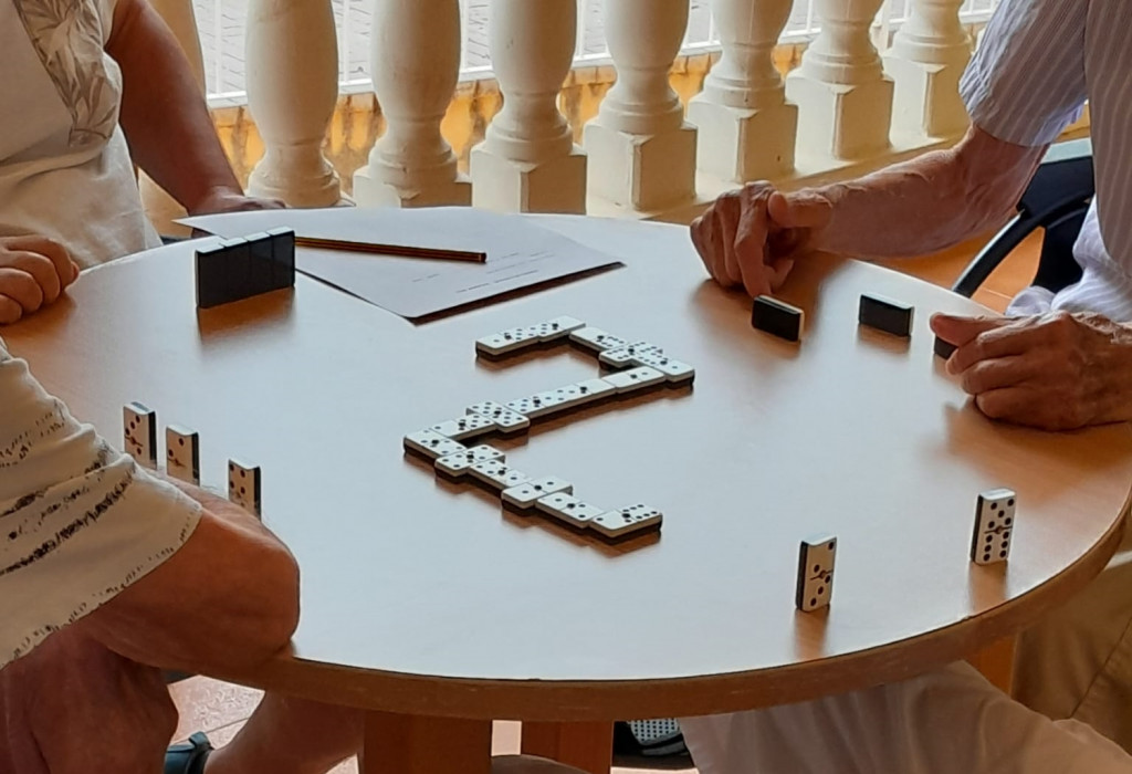 Un torneo de dominó para mejorar las capacidades cognitivas de las personas  atendidas en la residencia 'Altavida' de Abanilla