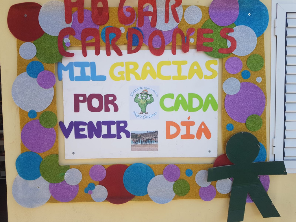 Mural de agradecimiento con fotos