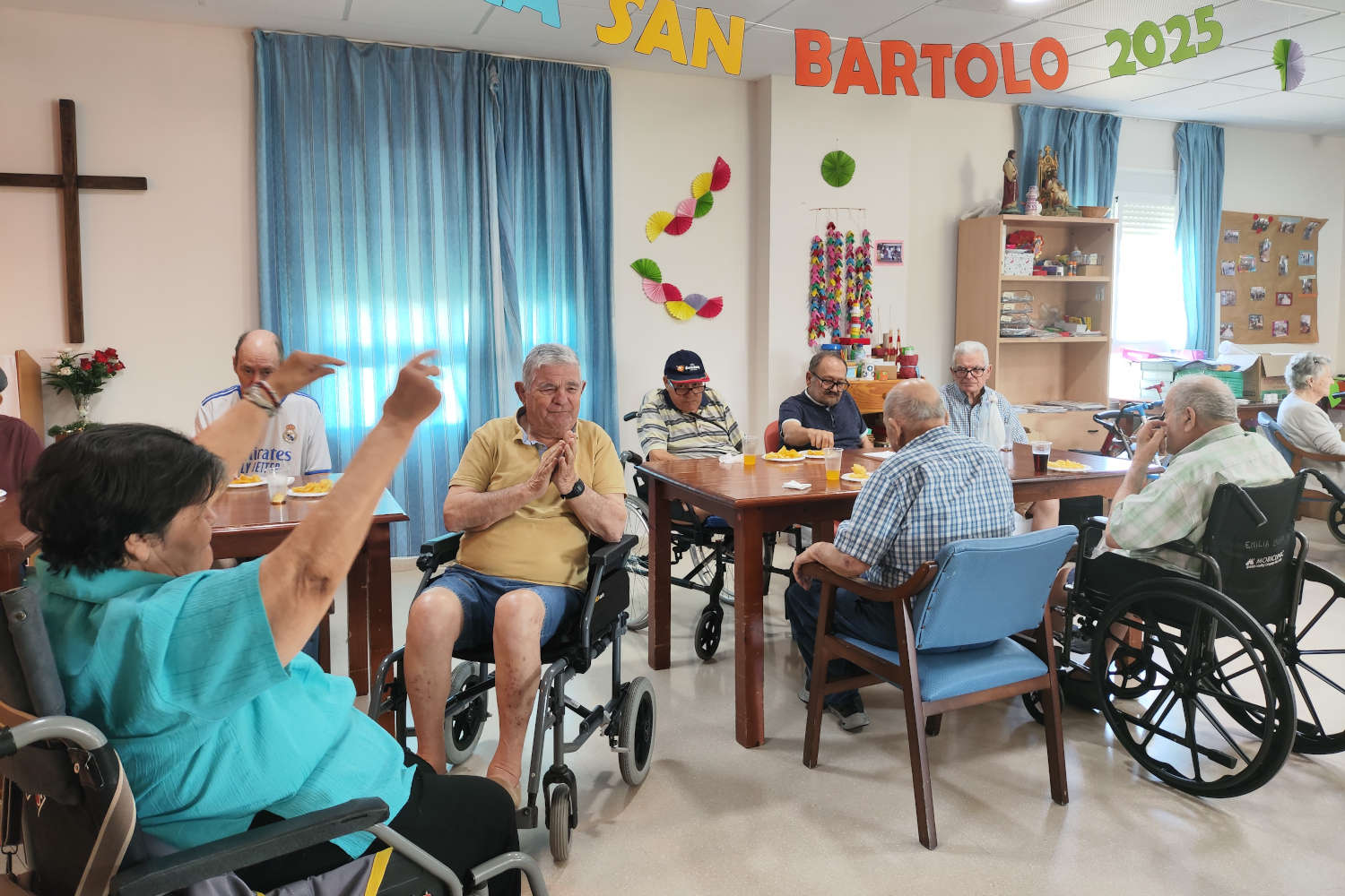 Las personas mayores disfrutan del festejo