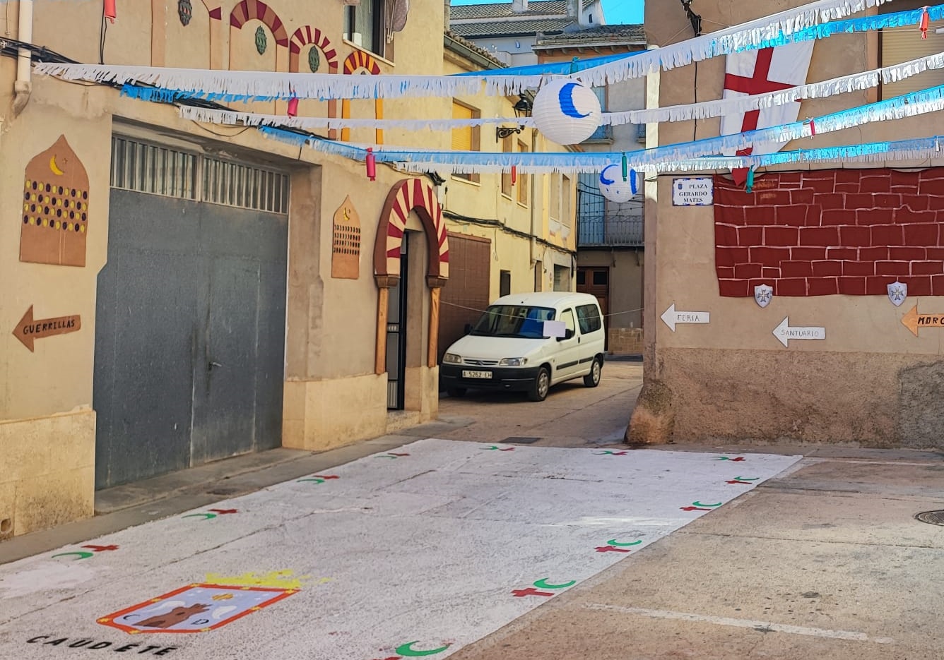 Adolescentes del hogar ‘Alácera’ reciben el premio a la decoración más original en las fiestas patronales de Caudete