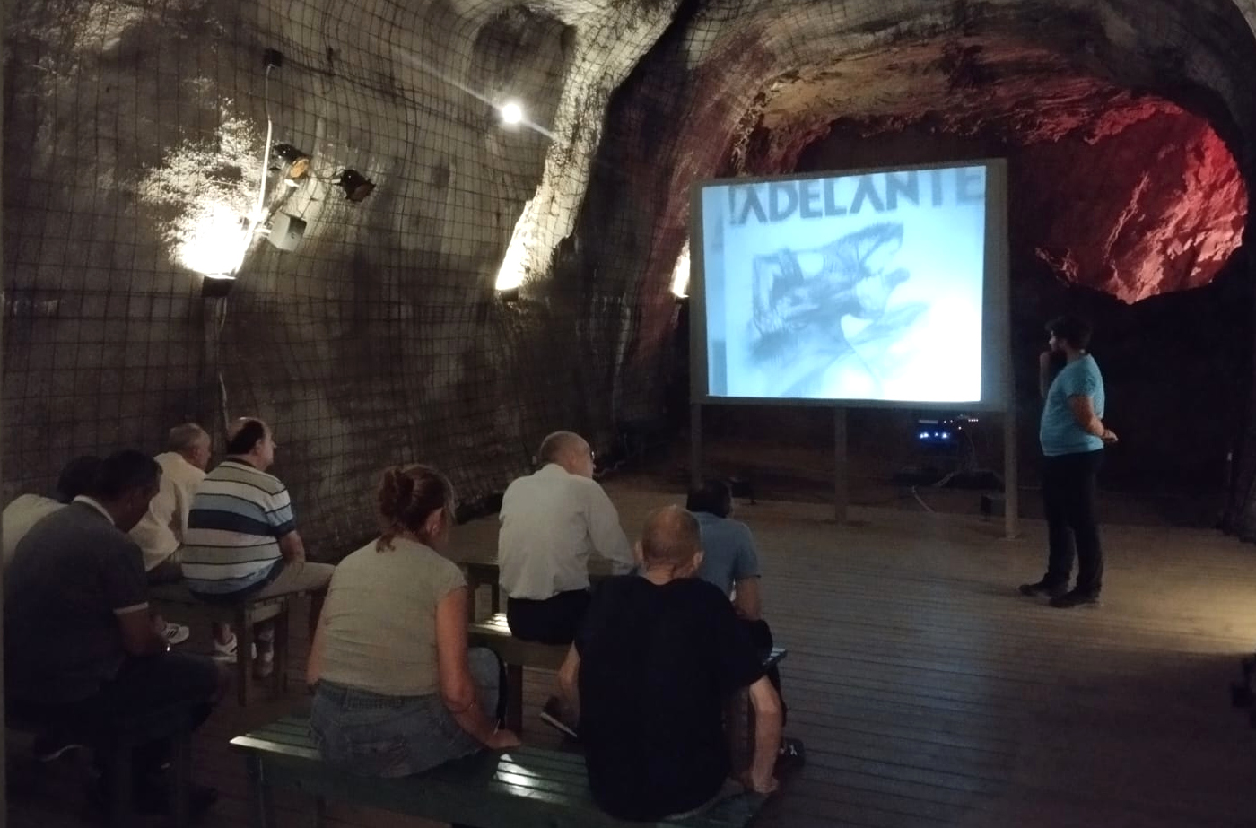 Personas usuarias del centro sociosanitario ‘Cristo de los Mineros’ de La Unión visitan el Museo-Refugio de la Guerra Civil