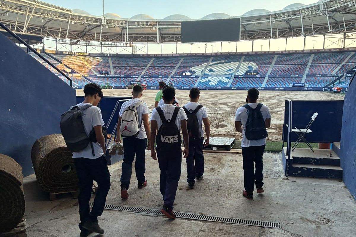 Los jóvenes acceden al estadio para comenzar a plantar el césped