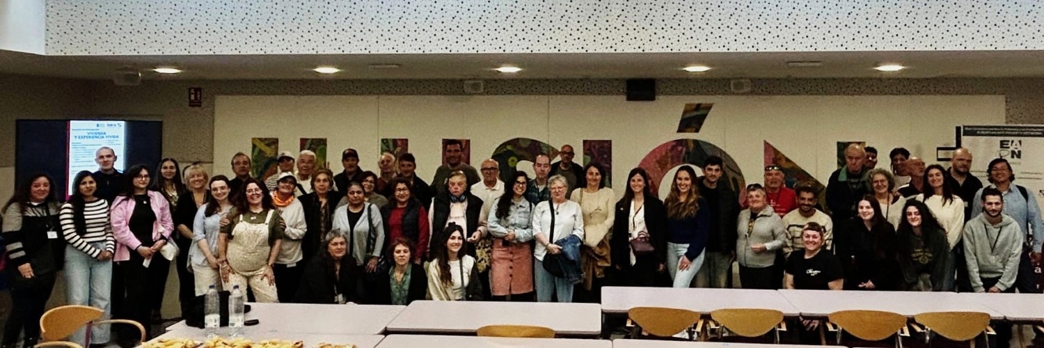 Foto de grupo de las personas participantes en la jornada