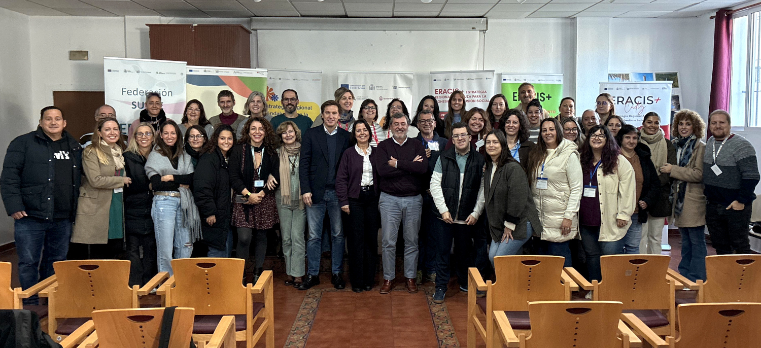 Foto de grupo de todas las personas asistentes al acto