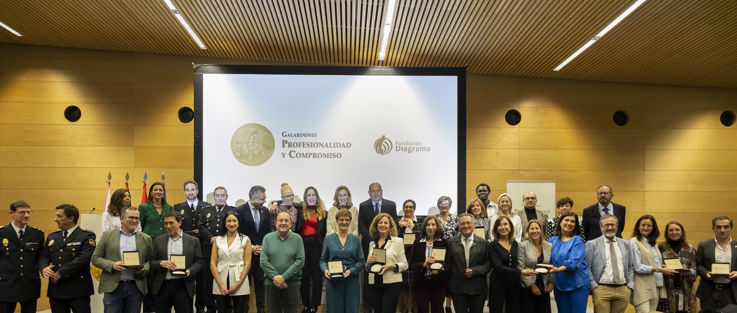 Foto de grupo de todas las entidades y personas galardonadas