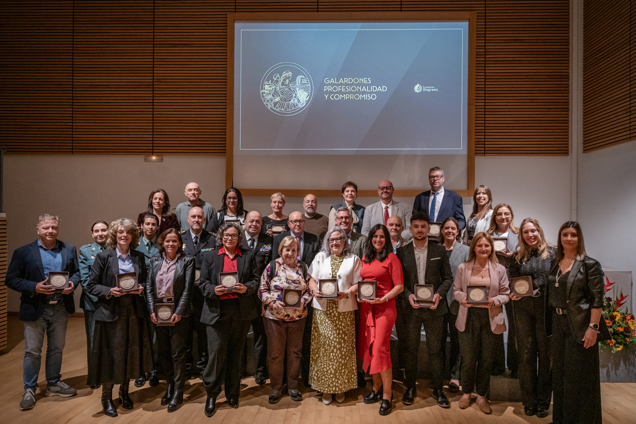 Foto de grupo de todas las entidades y personas galardonadas