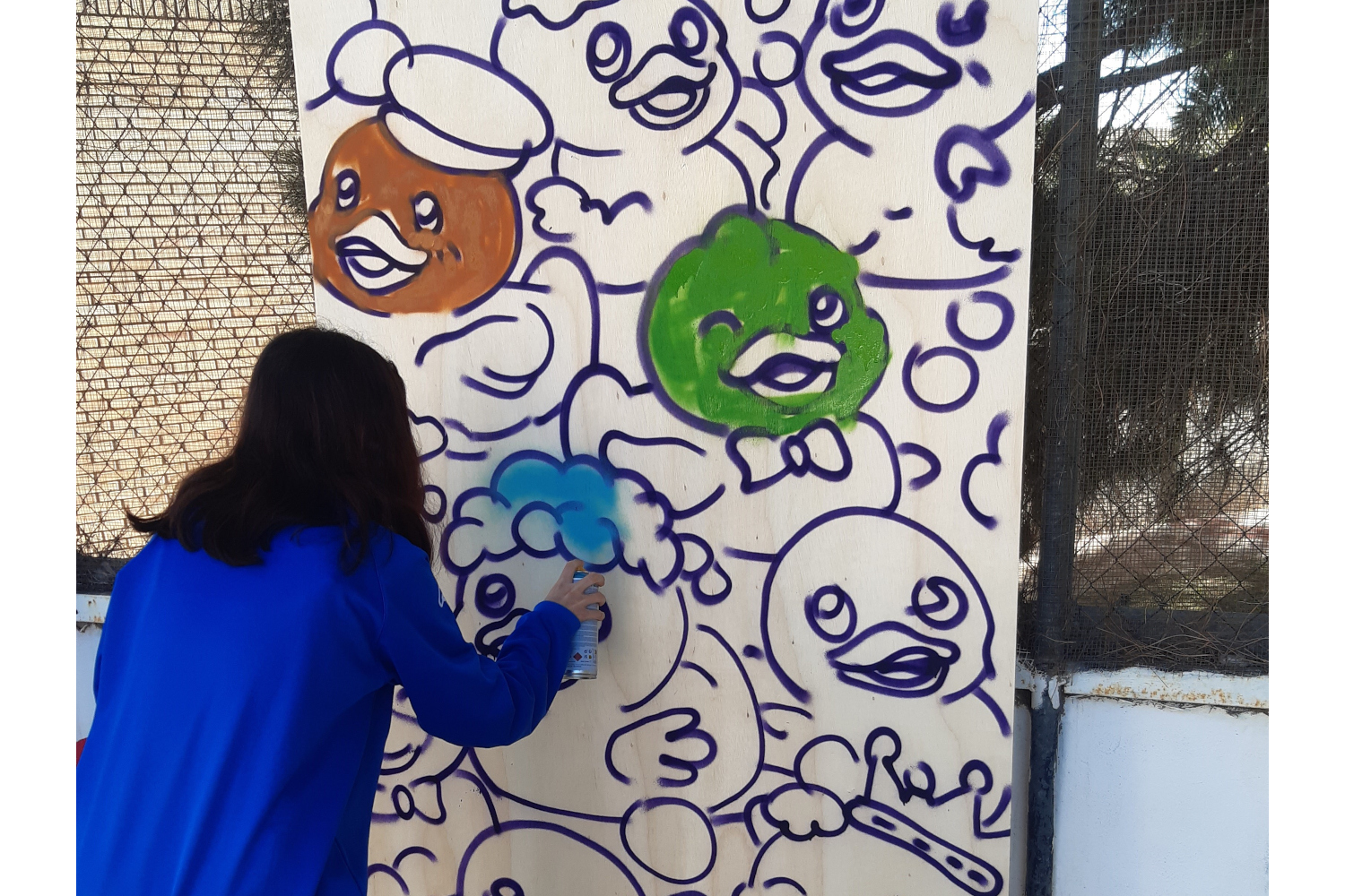 Una joven practica el grafiti