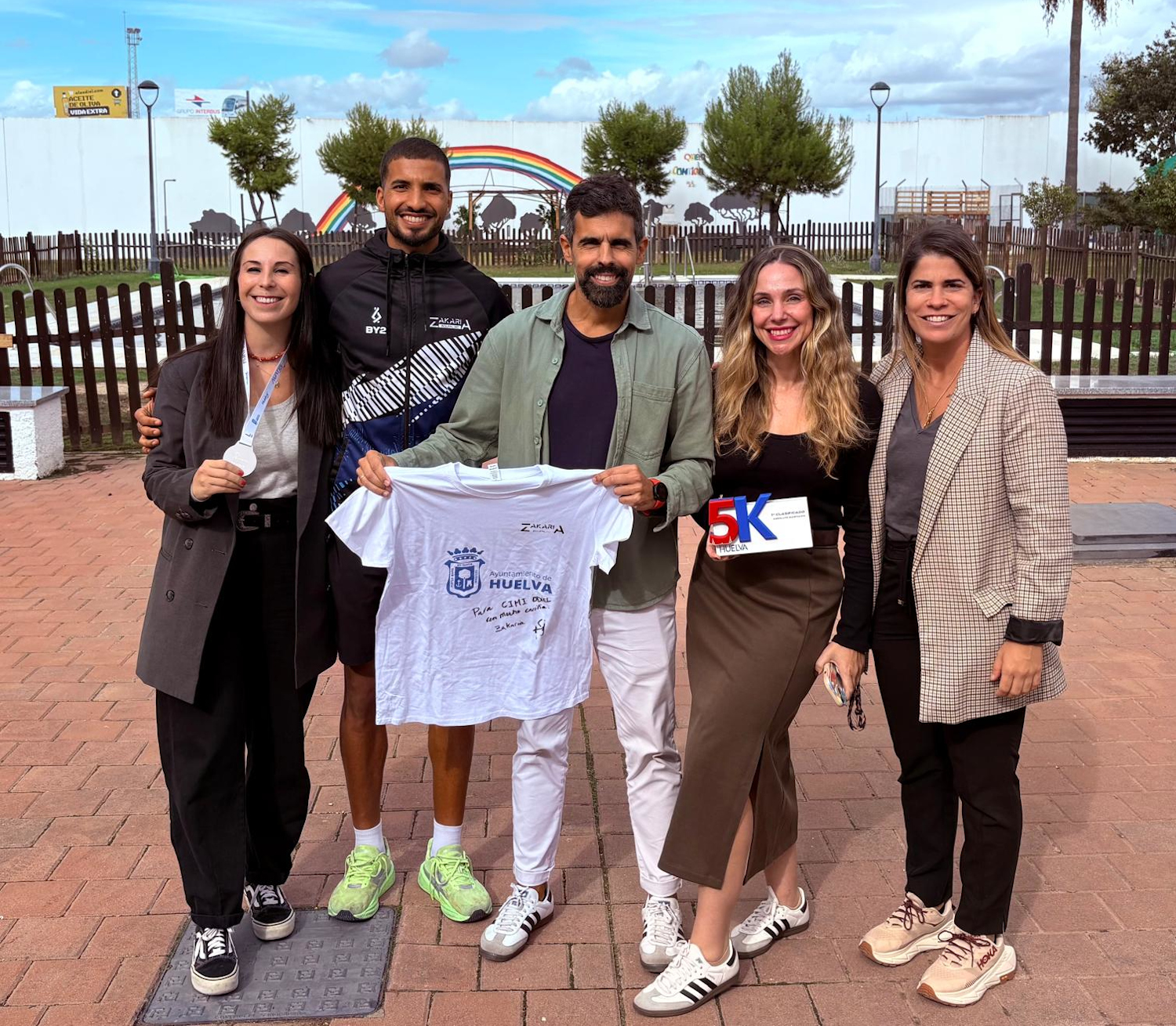 El equipo del centro Odiel posa con Zakaria Boufaljat y la concejala María de la O Rubio