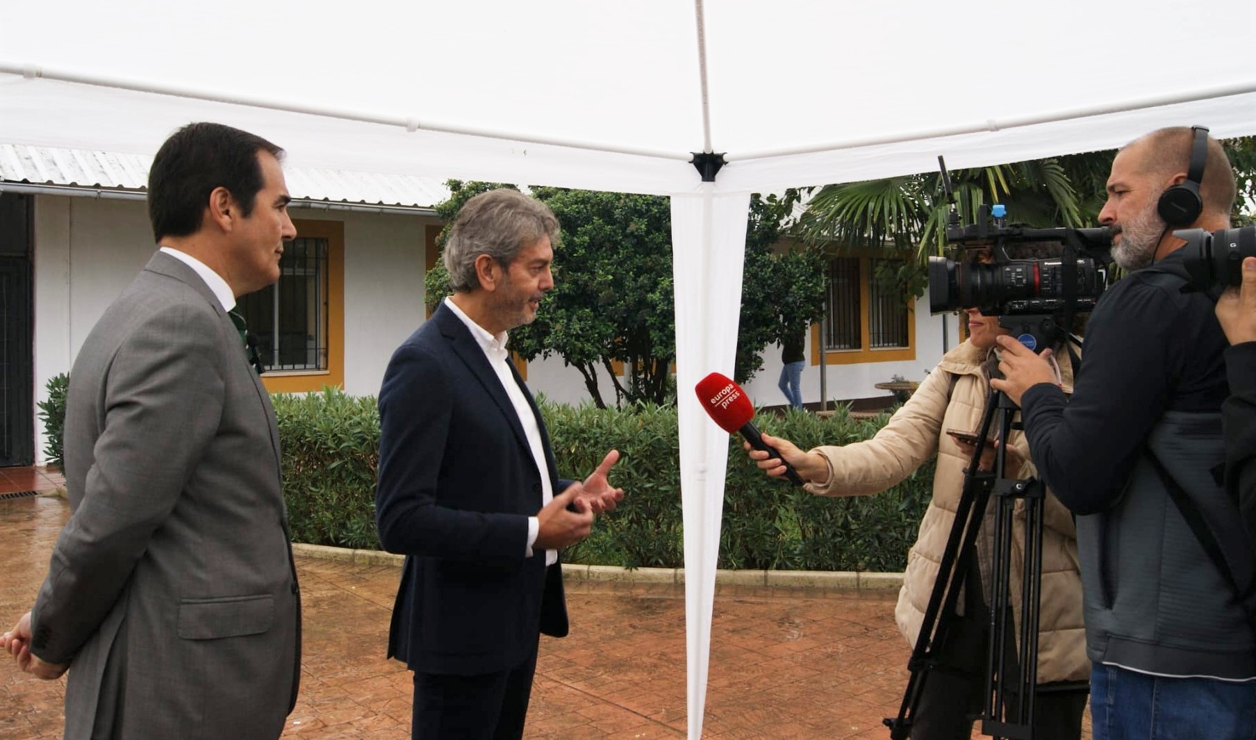 José Antonio Nieto y Manuel Garramiola, hablando con los medios