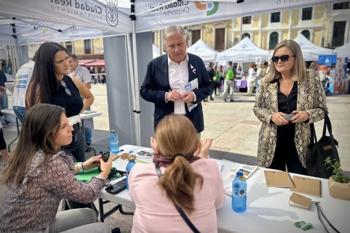 Dos personas se interesan por la labor social de Fundación Diagrama