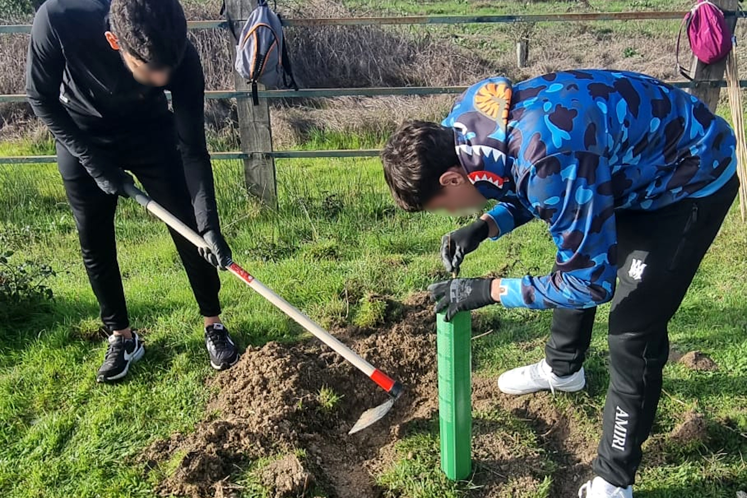 El Parque Natural de Doñana recibe a jóvenes del centro ‘Odiel’ para llevar a cabo acciones de reforestación