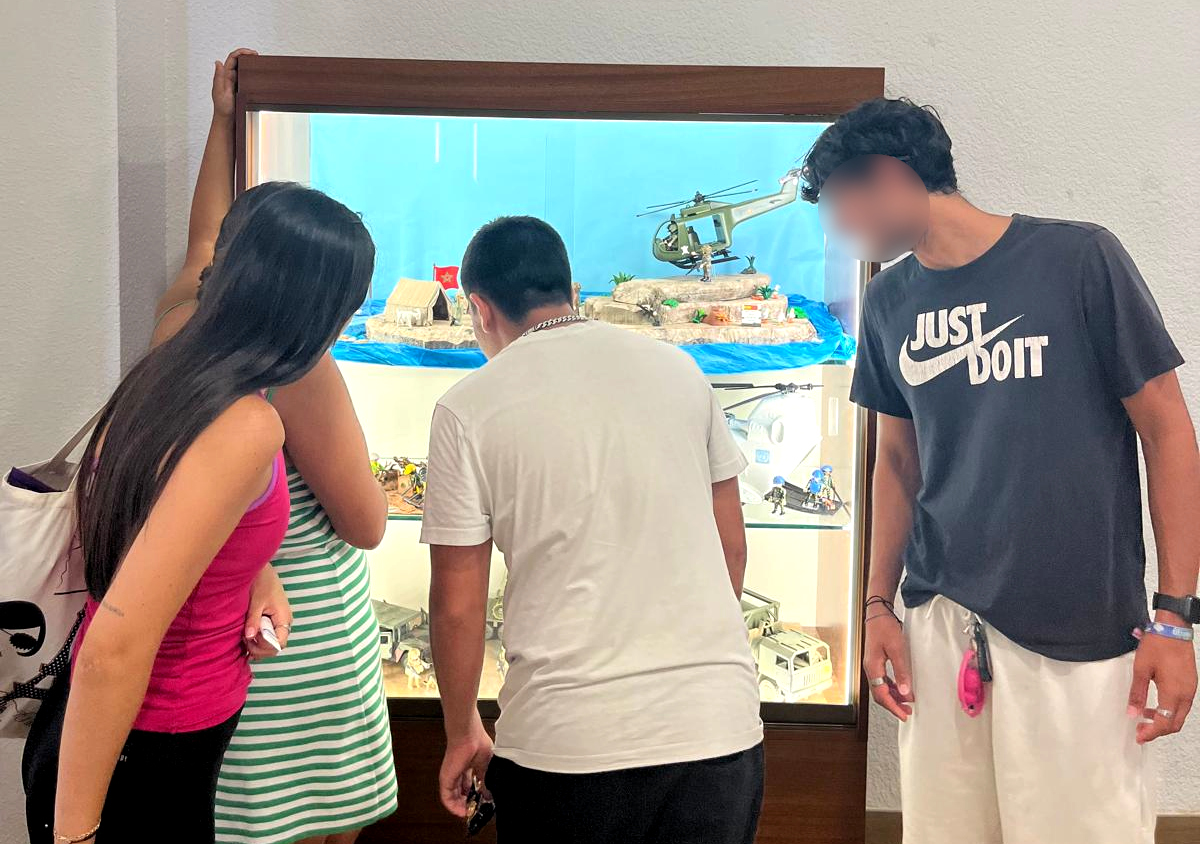 Niñas, niños y adolescentes de la residencia ‘Mas de la Pinaeta’ viven una jornada histórica en una muestra de Playmobil en Valencia