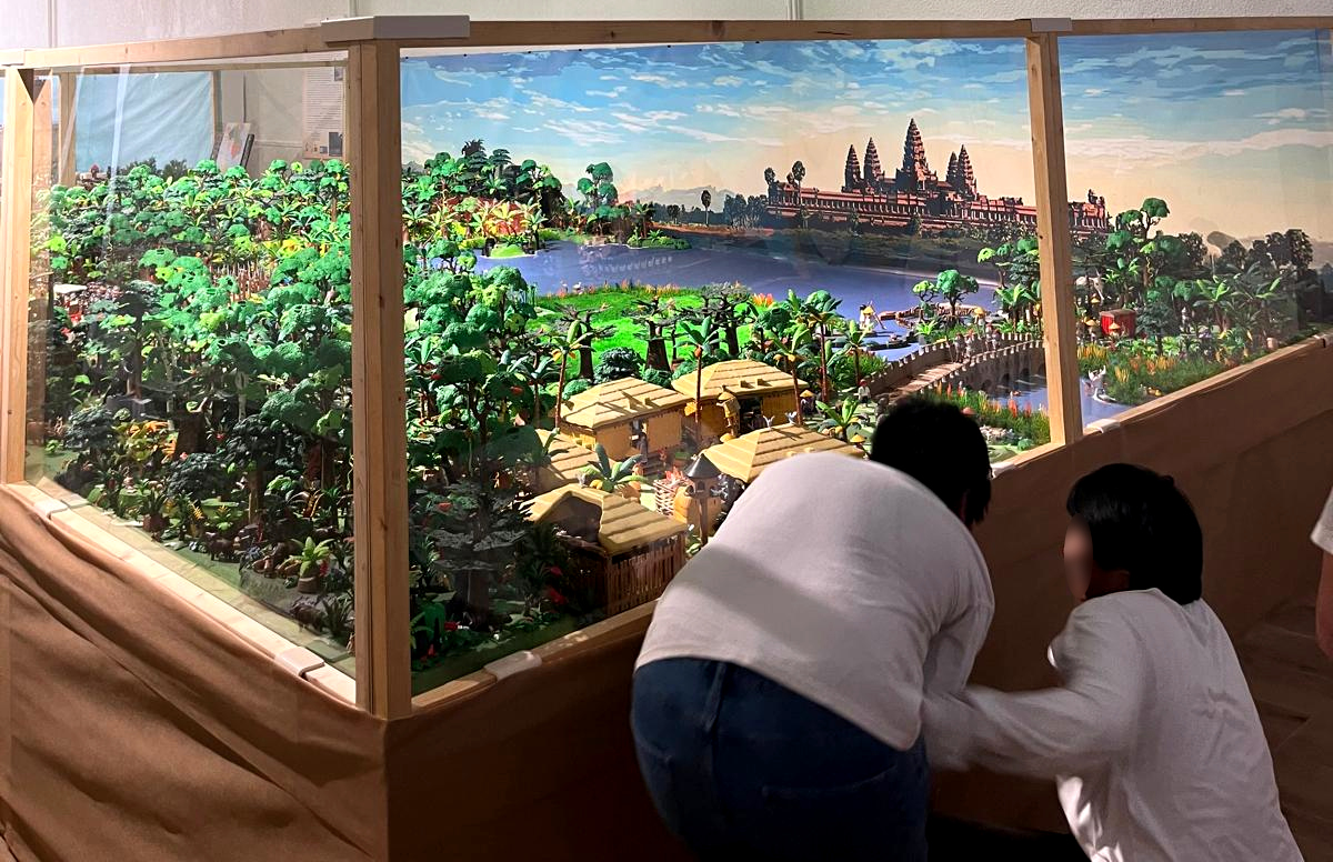 Niñas, niños y adolescentes de la residencia ‘Mas de la Pinaeta’ viven una jornada histórica en una muestra de Playmobil en Valencia