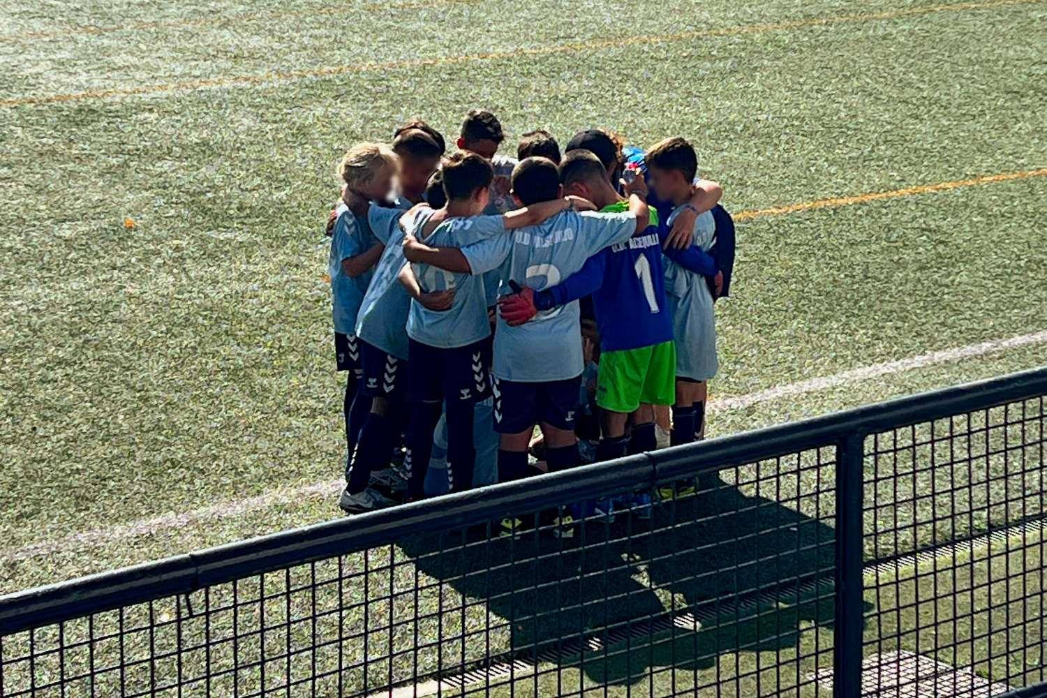 El equipo se abraza antes de un partido