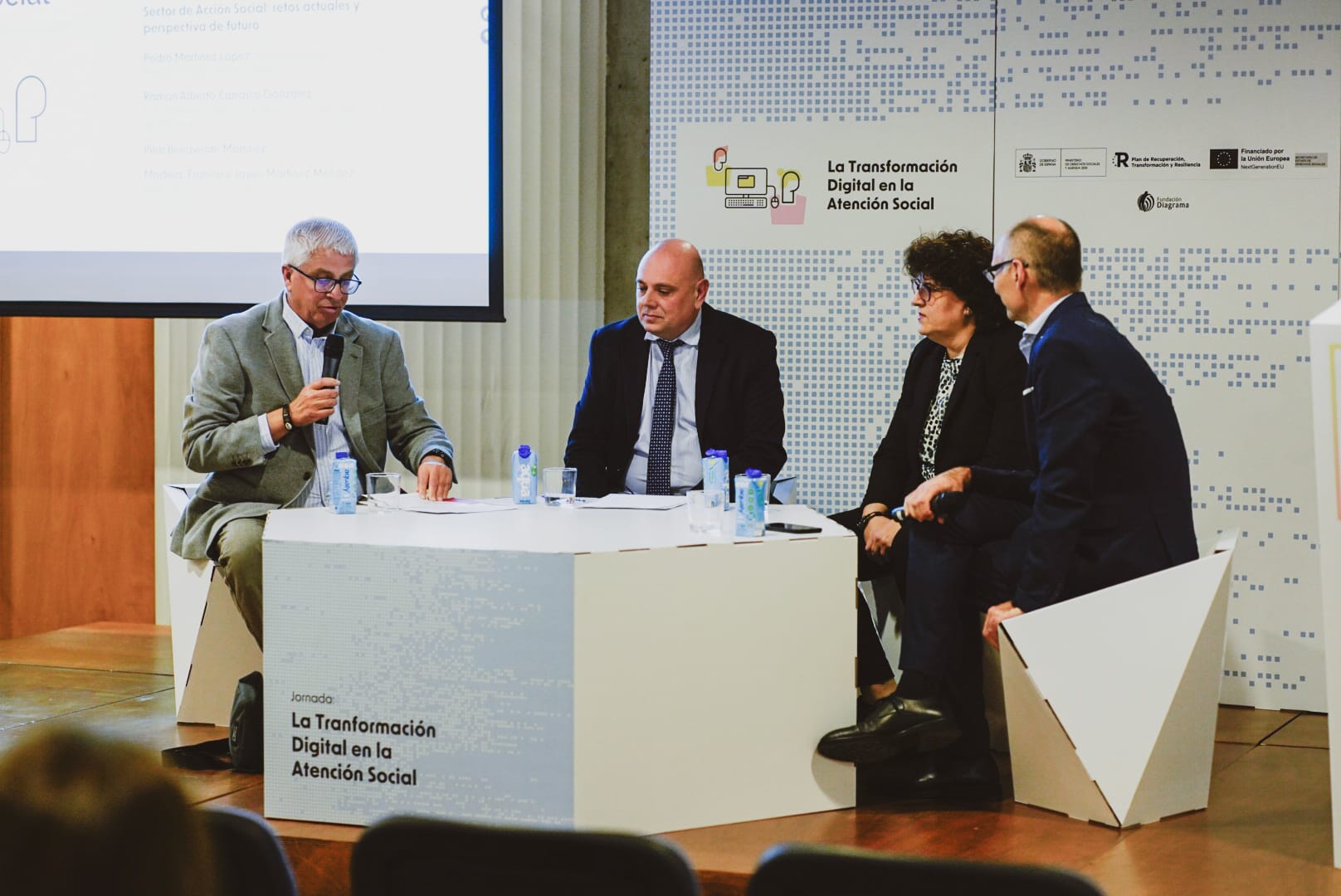 Mesa redonda con (i-d) Francisco Javier Martínez, Pedro Martínez, Pilar Benavente y Ramón Alberto Carrasco