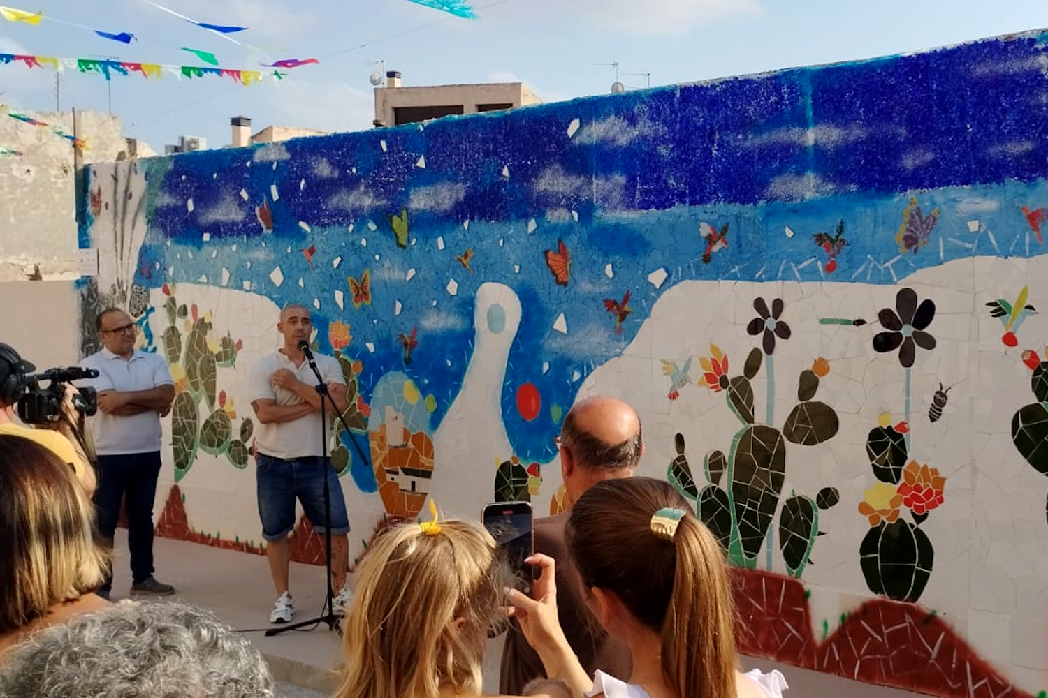 Jóvenes de la residencia ‘La Villa’ elaboran un mural de trencadís para el Museu Urbà d’Art al Carrer de Monóvar