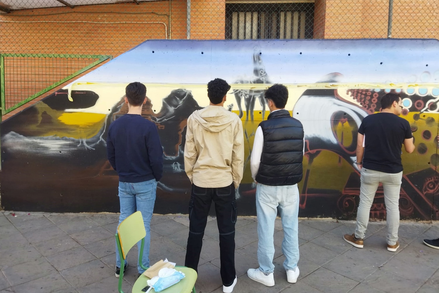 Los tres jóvenes observan uno de los murales sobre Dalí
