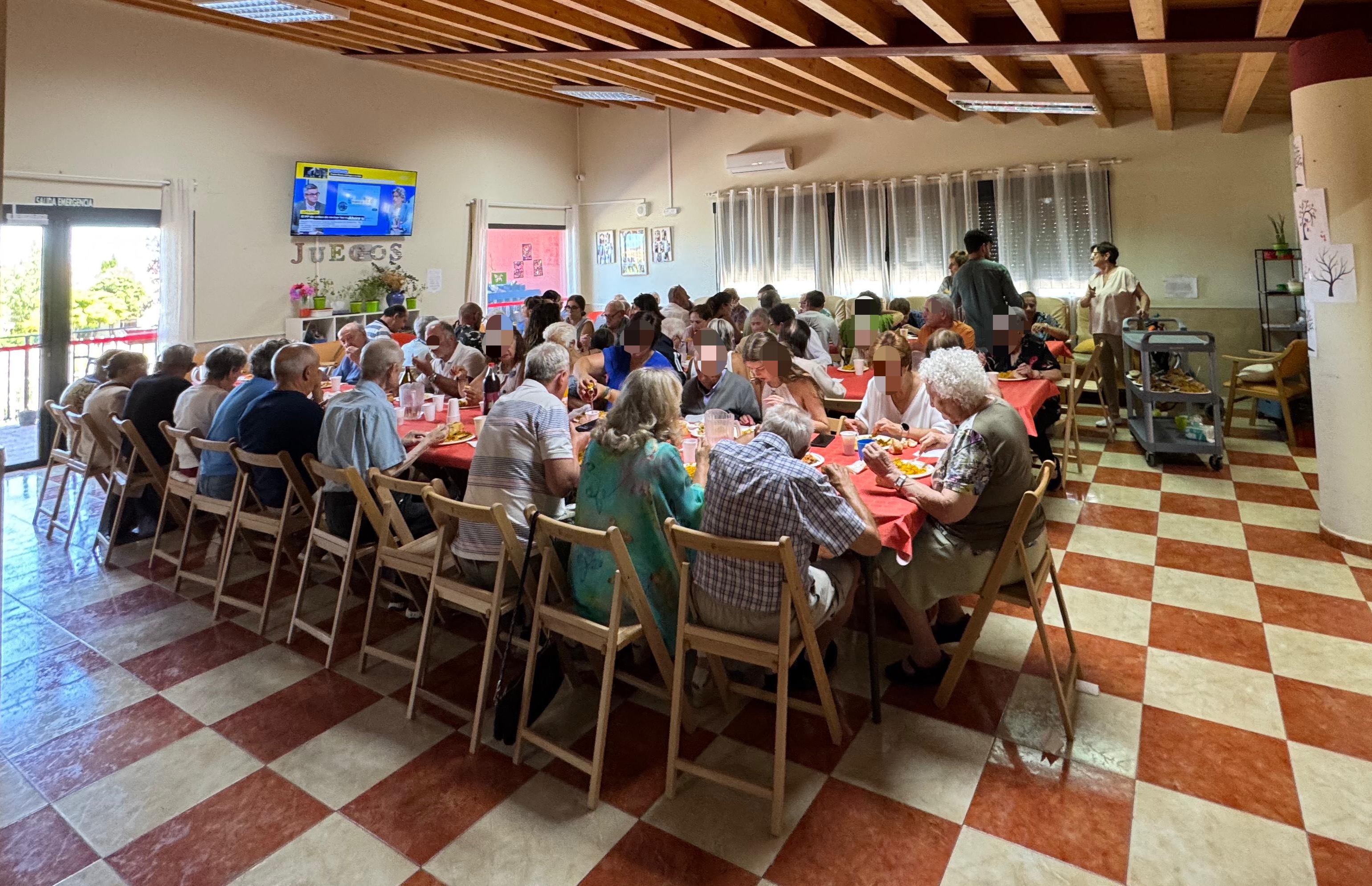 Las personas atendidas en la residencia ‘Virgen de Veladíez’ de Espirdo (Segovia) celebran el Día de los Abuelos