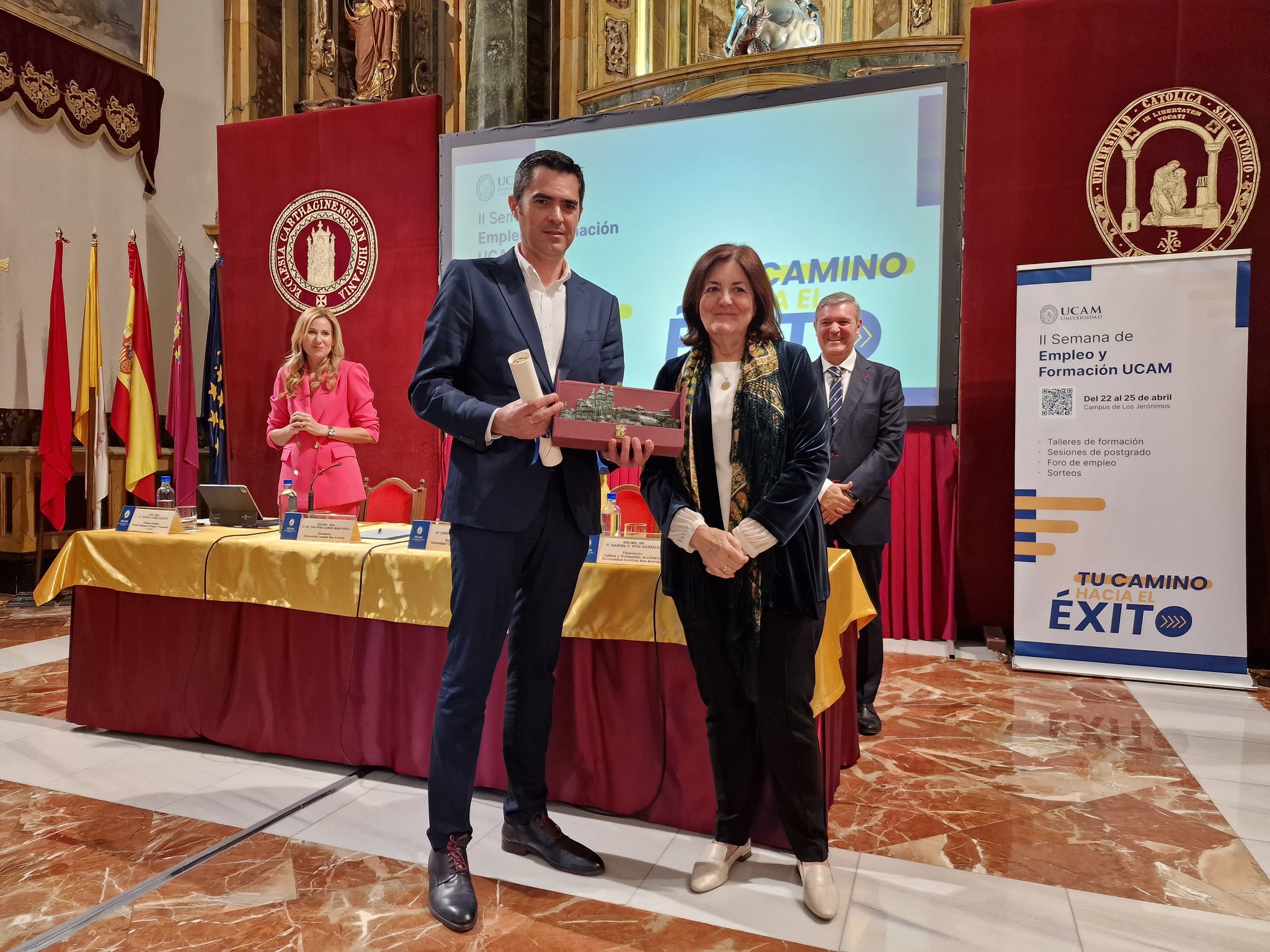 Constantino Yelo, recogiendo el premio de manos de María Dolores García