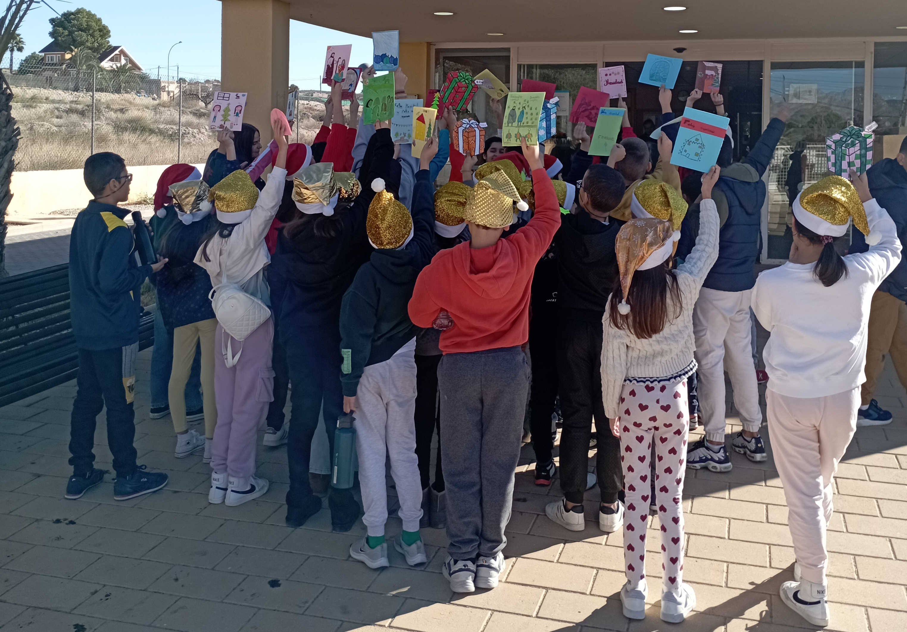 Menores de los colegios de Abanilla visitan la residencia Altavida