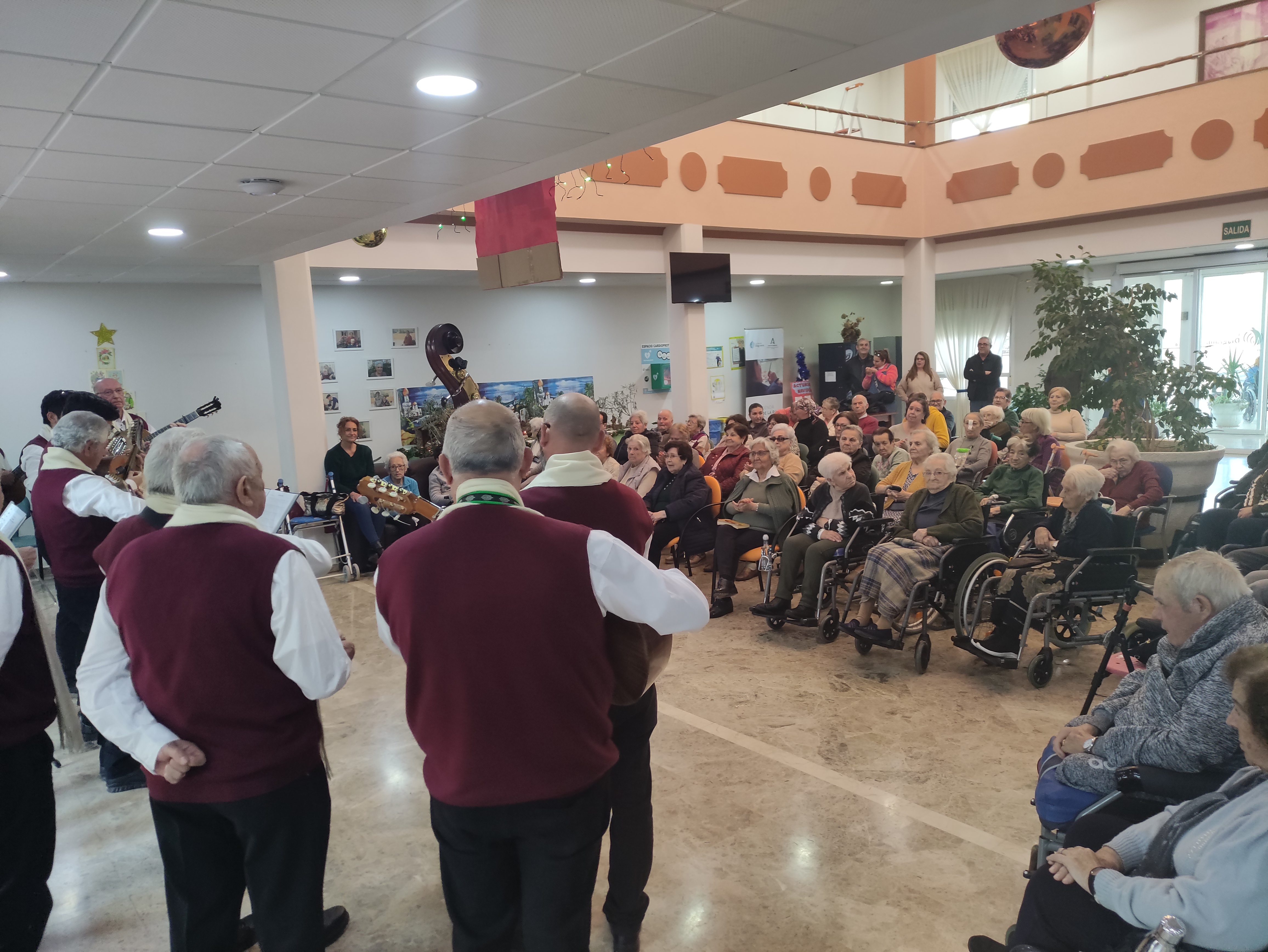 El coro de la iglesia de Nerva actúa para las personas mayores de María de la Paz