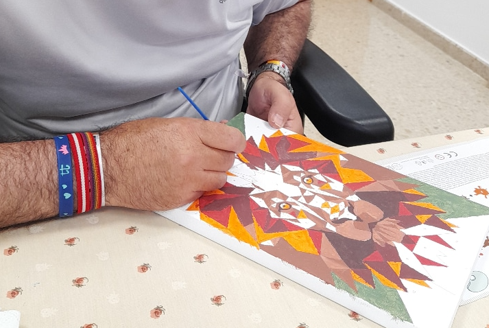 Personas mayores de la Comarca de Alcaraz desarrollan su autonomía personal en un taller de arteterapia