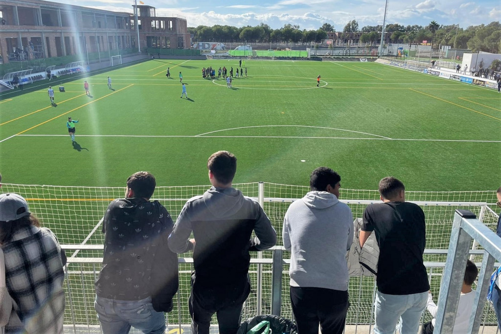 Espera un minuto gramática En cantidad Los jóvenes del centro 'Odiel' animan al Sporting Club de Huelva en sus  partidos de la primera división femenina de fútbol | Fundación Diagrama