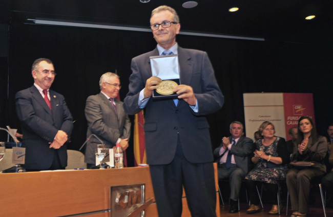 Jesús Molina, alcalde de Abarán, recoge en nombre de Amalia Gómez. Galardones Profesionalidad y Compromiso 2011