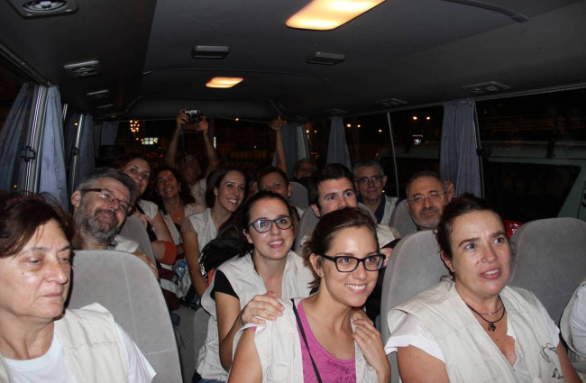 Miembros del equipo de la ONG Cirugía Solidaria a su llegada a Senegal, camino del centro de Sandiara