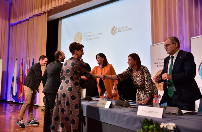 D. Francisco Blanco Bustamante, Dña. Sheila Alcalde Cayón y D. Ricardo Lanza San Millán recogen el galardón a los Trabajadores de Fundación Diagrama en Cantabria