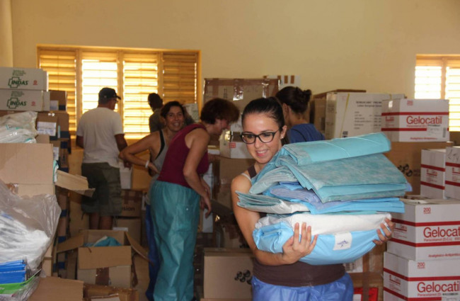 Organización del material para el transporte al Hospital de Thiadiaye