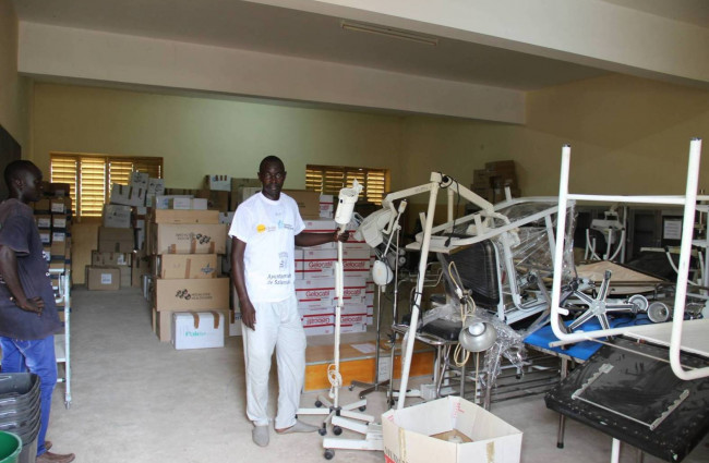 Organización del material para el transporte al Hospital de Thiadiaye