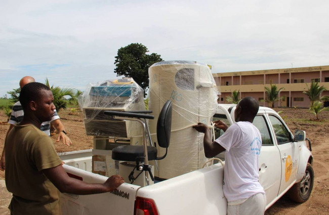 Organización del material para el transporte al Hospital de Thiadiaye