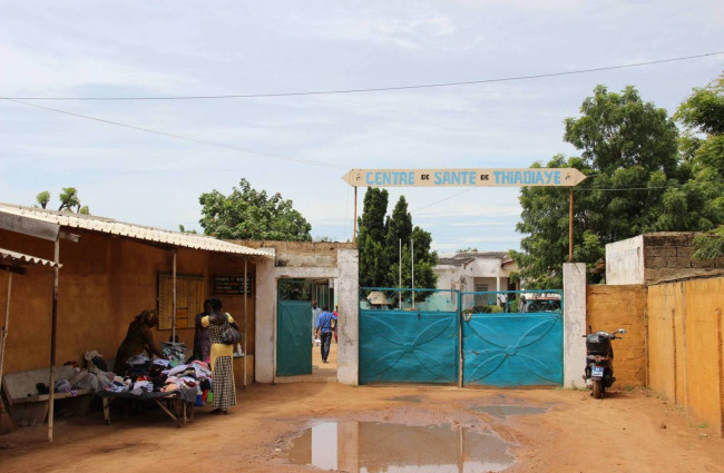 Entrada del Hospital de Thiadiaye