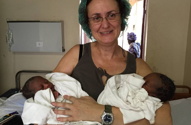 Gemelas recién nacidas con personal médico de Cirugía Solidaria
