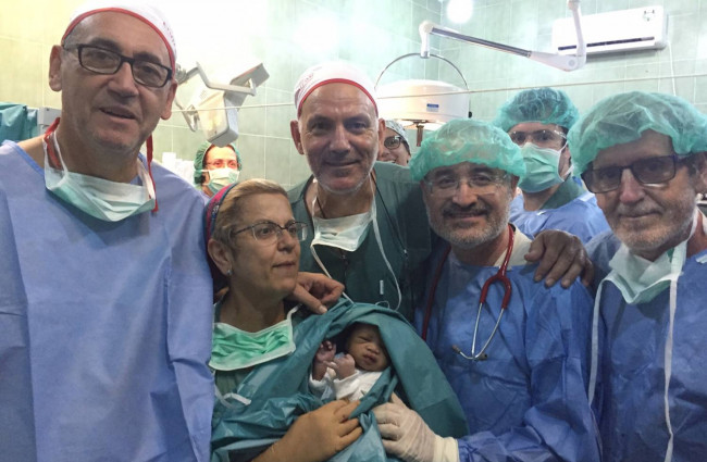 Recién nacido con personal médico de Cirugía Solidaria