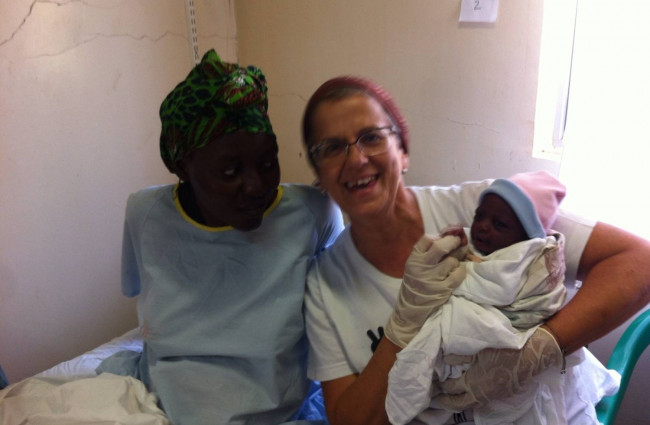 Recién nacido con su madre y personal médico de Cirugía Solidaria