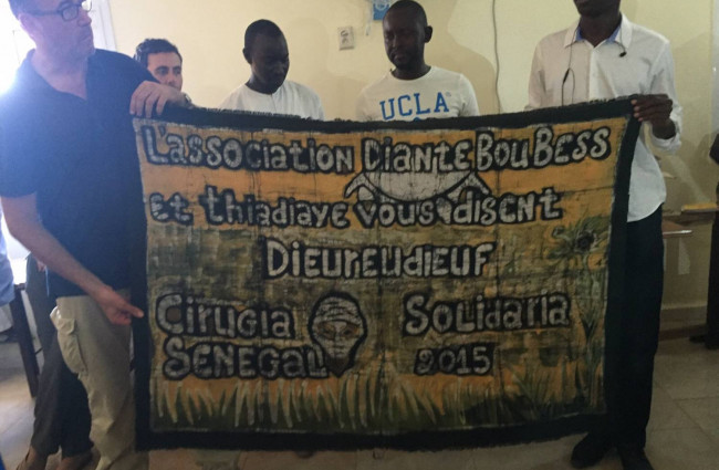 Regalo de un tapiz conmemorativo de Diante Bou Bess a la ONG Cirugía Solidaria