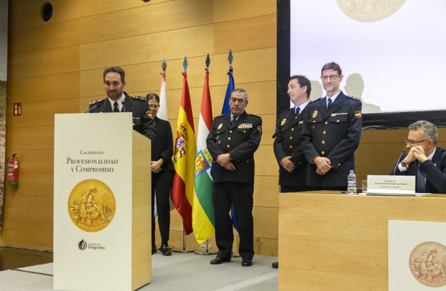 Galardón Profesionalidad y Compromiso a la Unidad de Atención a la Familia y Mujer de la Policía Nacional en La Rioja