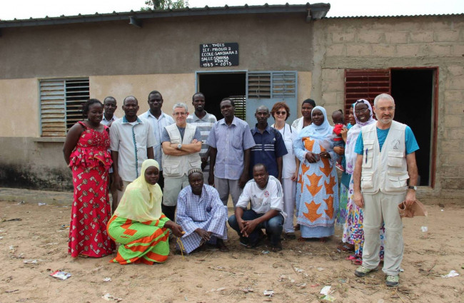Responsables de Cirugía Solidaria y Diante Bou Bess, con vecinos de la zona