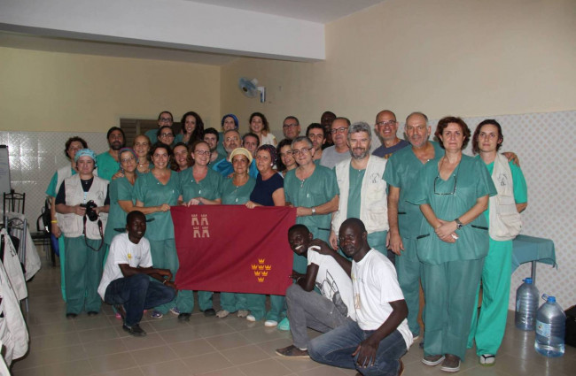 Foto de grupo de profesionales de Fundación Diagrama, Cirugía Solidaria y Diante Bou Bess