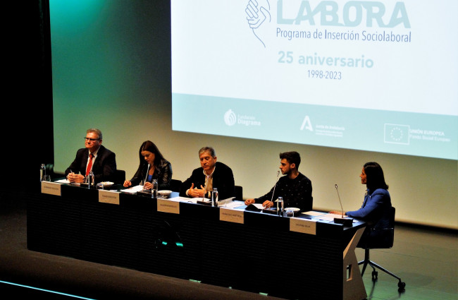 Mesa redonda moderada por Cristina Silva (d), en la que intervinieron Ramón Rodríguez (c), responsable del OIA-A, el empresario Fernando Salcedo (i), y los exusuarios Francisco José Vela y Triana Maqueda