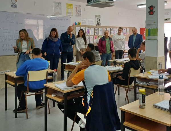 Mª Luisa Lozano y Pedro Mondéjar hablan con un aula de jóvenes de La Zarza