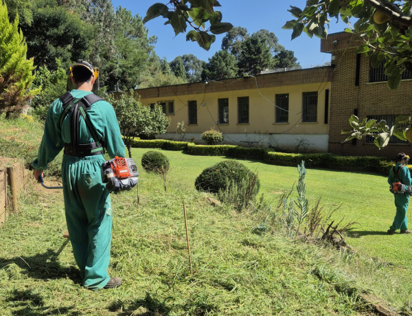 Dos jóvenes de la Residencia Parayas realizan prácticas del FPB de jardinería en el centro