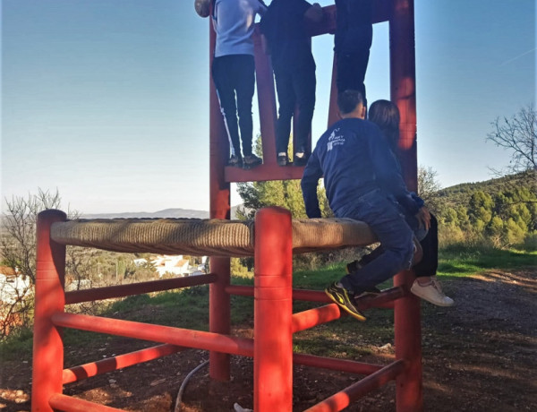 Un grupo de menores se suben a una de las sillas gigantes