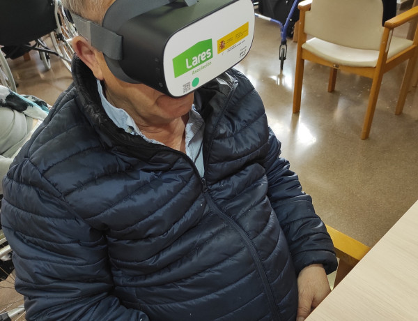 Un usuario de la residencia utiliza las gafas de realidad virtual