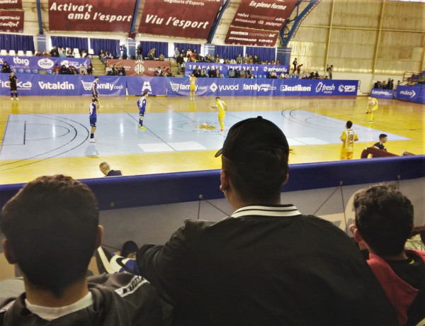 Los tres jóvenes, durante un lance del partido